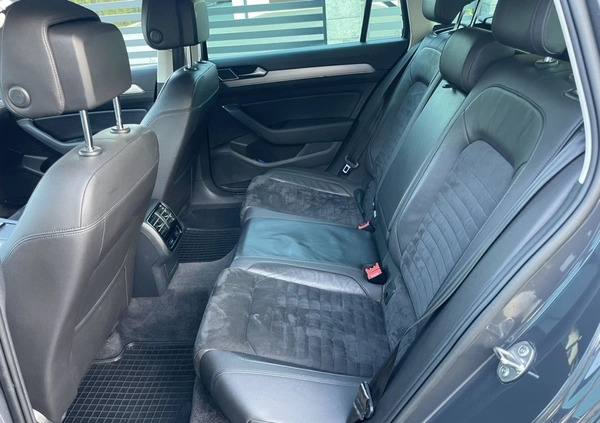 Volkswagen Passat cena 59900 przebieg: 239000, rok produkcji 2015 z Gniezno małe 742